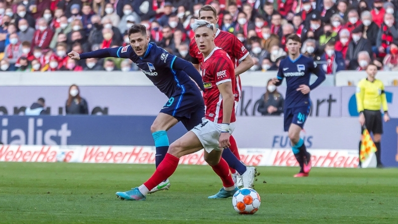 Freiburg được đánh giá cao hơn trong cặp đấu này